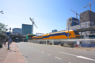 821433 Gezicht op het Stationsplein te Utrecht, met links het Stadsbusstation en rechts een trein (een vernieuwde ...